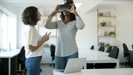 Fröhliche-Afroamerikanische-Frau-Mit-Virtual-Reality-Brille.